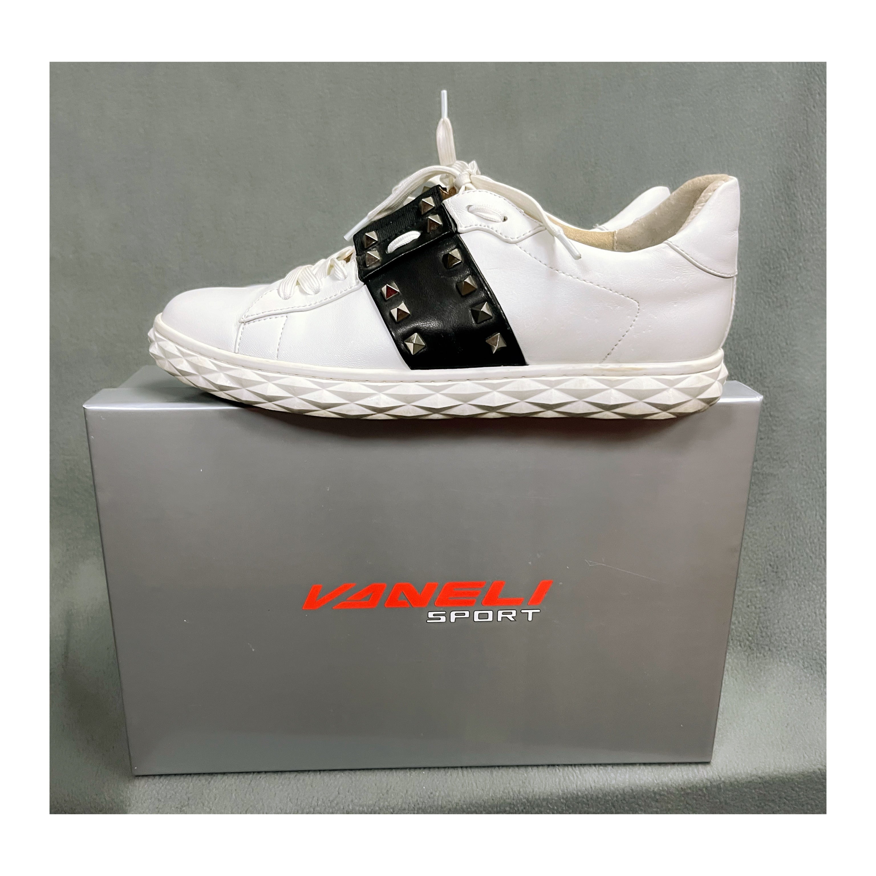 Van Eli white sneakers, size 8.5